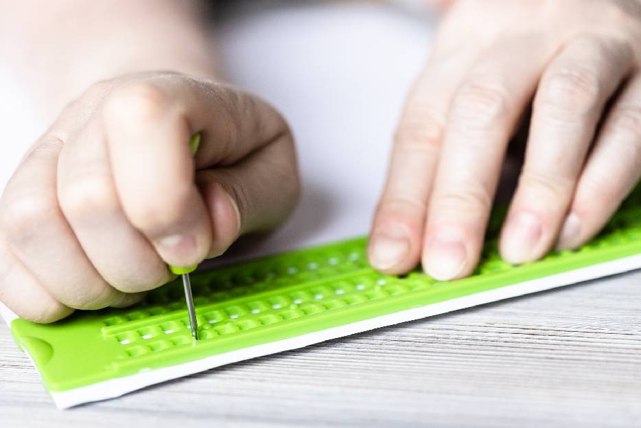 La impresión braille en cajas de cartón garantiza autonomía a personas con discapacidad visual y diferencia a las empresas.
