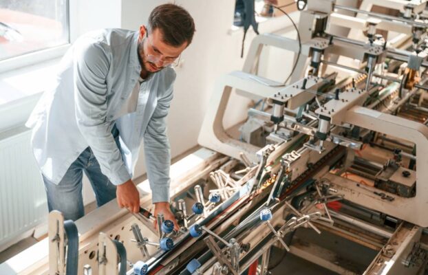 Cómo evitar desajustes en la maquinaria por temperatura o humedad en el cartón 
