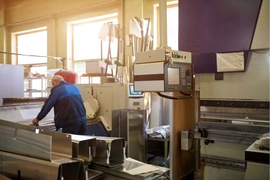 Sensores ambientales permiten detectar cambios de temperatura o humedad antes de que afecten la precisión del proceso.

