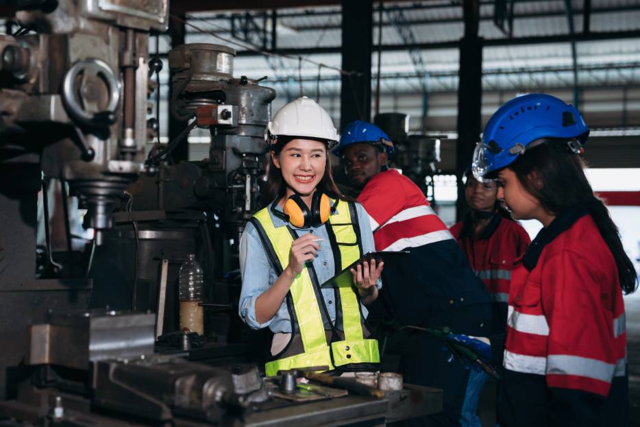 La seguridad en el troquelado depende de disciplina, mantenimiento y capacitación constante para evitar cortes y atrapamientos.