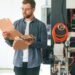 especialista valida prototipos de cajas de cartón