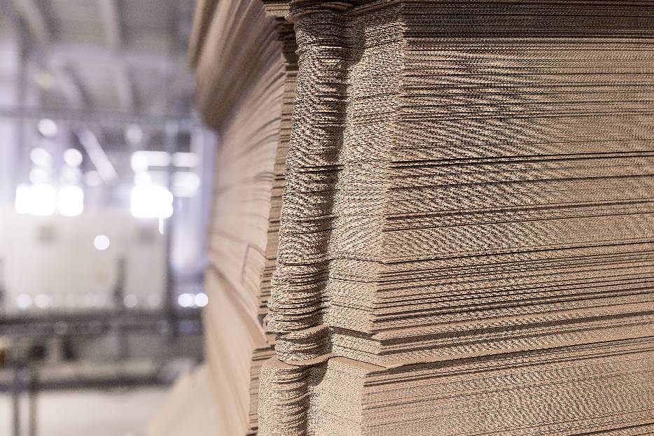 forma de prevenir deformaciones estructurales en cajas de cartón durante el almacenamiento