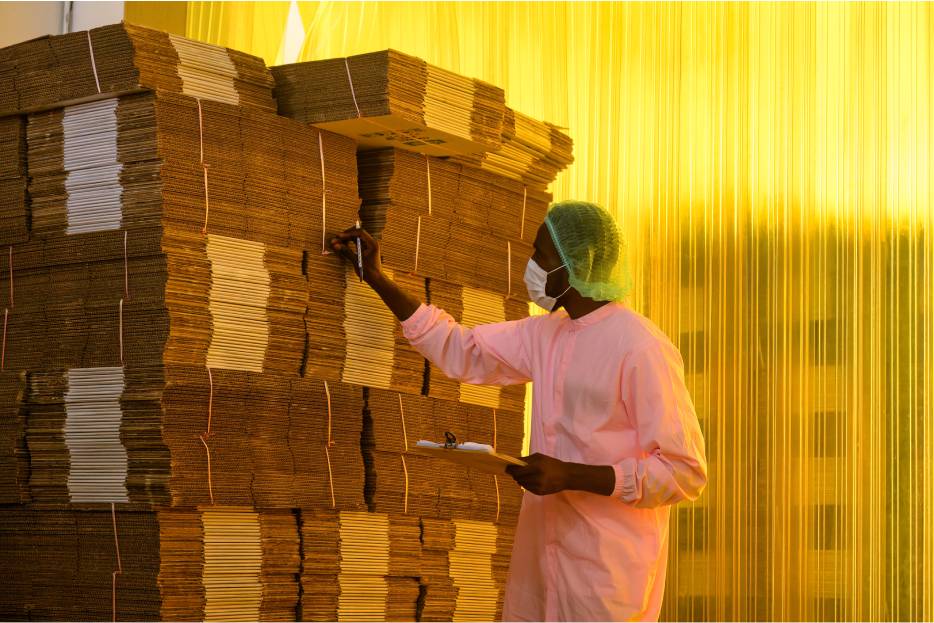 El uso constante de KPIs reduce desperdicio, optimiza materia prima y mejora el cumplimiento productivo.