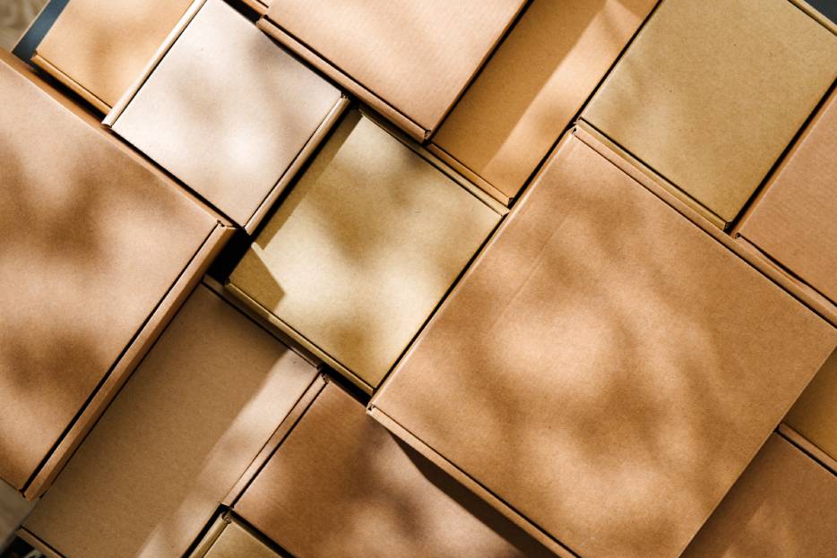 cajas de cartón apiladas en almacén