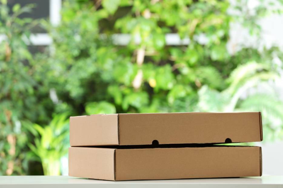 ¿Cómo influye la humedad ambiental en el comportamiento del cartón?