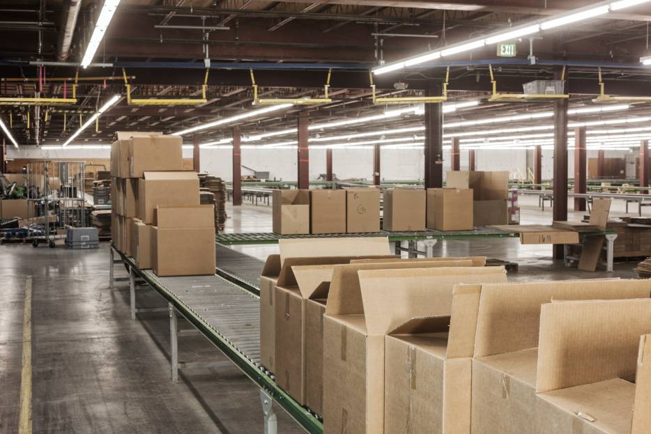 fábrica con maquinaria para línea de producción de cajas de cartón