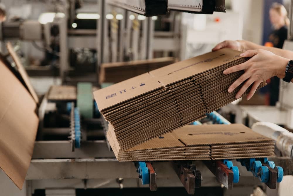 Qué impacto tiene la precisión de los dobleces en la resistencia de una caja de cartón